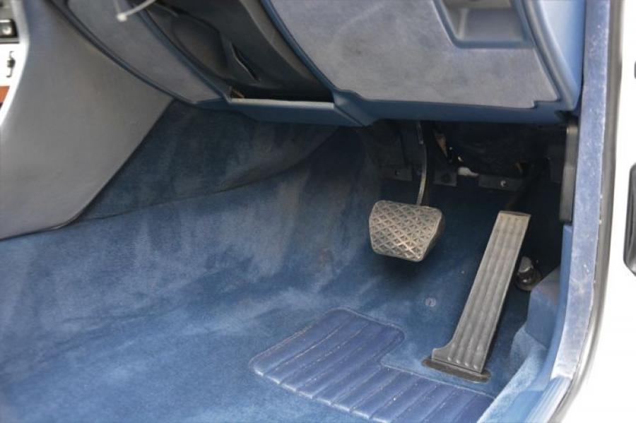 Детали интерьера BMW 740i (E32) 1992 года  (UK) (фото 39 из 170)